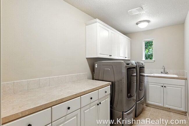 Building Photo - Gorgeous 6 BD* 3 BA* Single Family Home Located In Charming Arbor Meadows In Portland! **Minutes ...