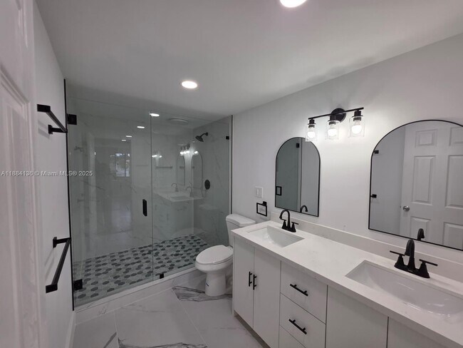 Building Photo - 566 W 41st Pl
