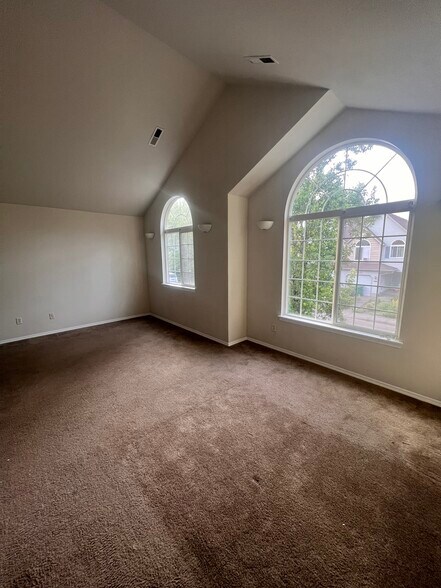Building Photo - 15922 SW Roth Dr