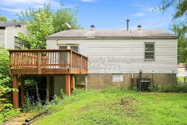 Building Photo - 10175 Cloverdale Dr
