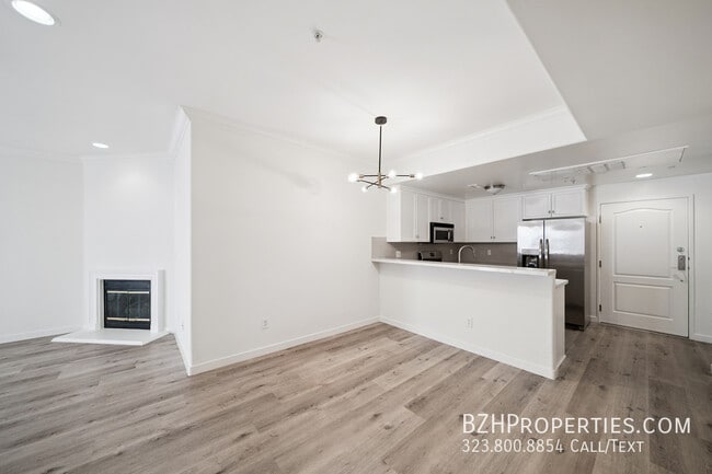 Building Photo - 2334 S Bentley Ave