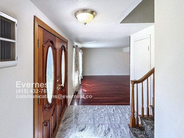 Building Photo - 1571 Sun Ln