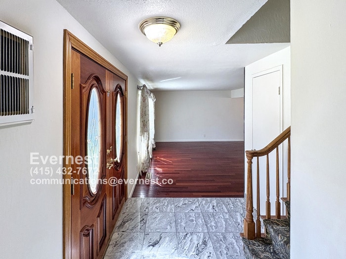 Building Photo - 1571 Sun Ln