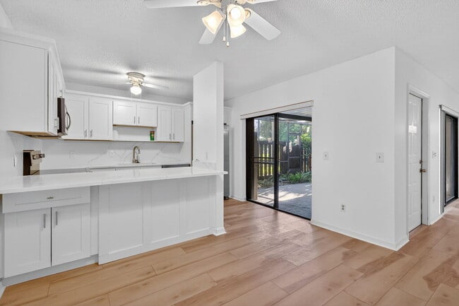 Building Photo - 3004 SE Round Table Dr