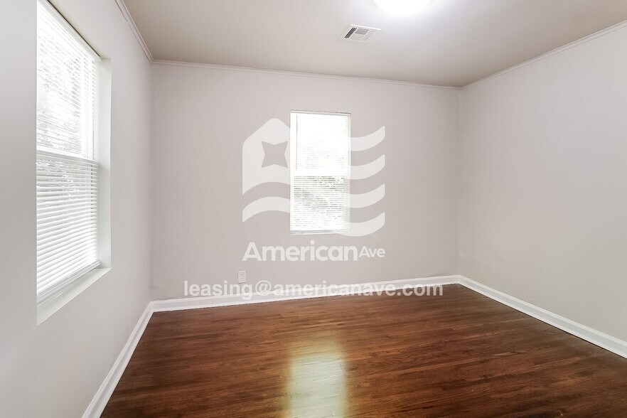 Building Photo - 2456 N Cheyenne Ave