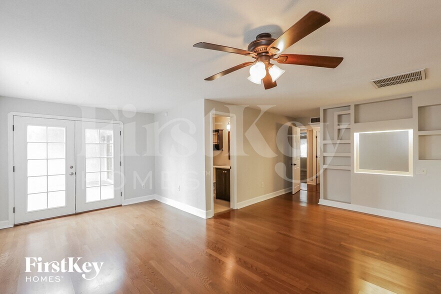 Building Photo - 3827 E Friess Dr