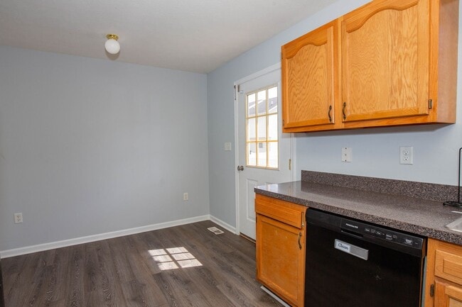 Building Photo - 2 Bed, 1.5 Bath Townhome in Inwood, WV