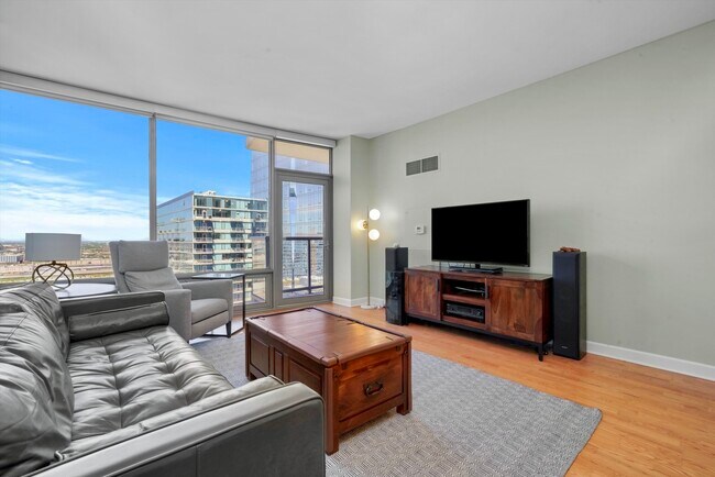 Building Photo - 100 E 14th St