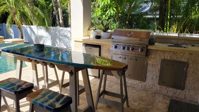 Building Photo - Seasonal stunning 5/5 pool home west of trail near Siesta Key!