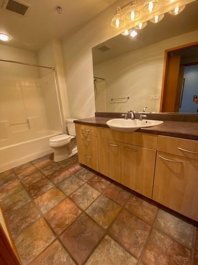 Building Photo - Charming 1 bdrm 1 bath Condo in Downtown Vancouver