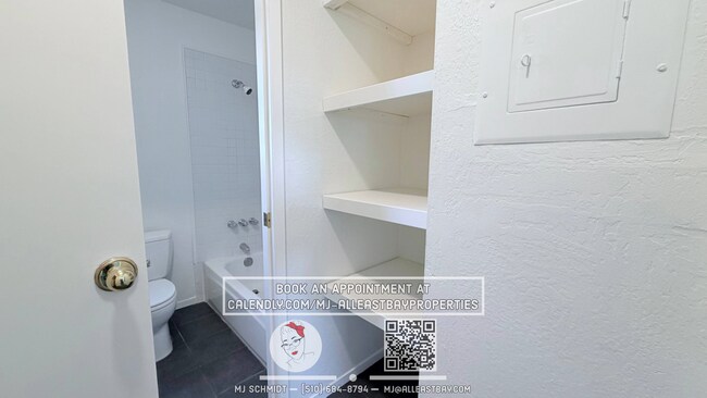 Building Photo - Bright top floor 1 bedroom in the heart of Piedmont!