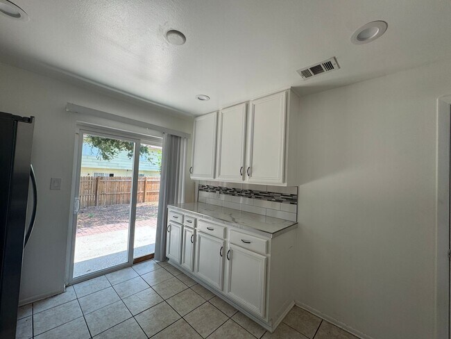 Building Photo - Freshly Updated Home for Lease – Move-In R...