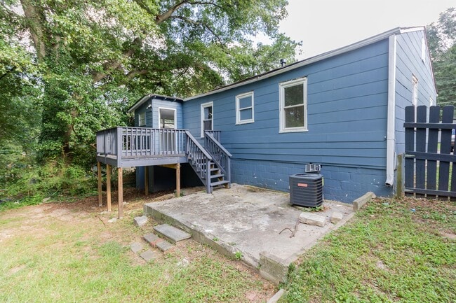 Building Photo - 231 Maple St