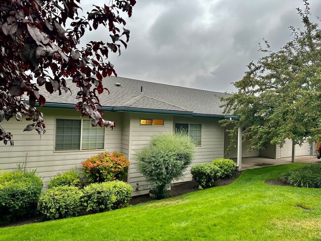 Building Photo - 3bdrm, 2bath Harbor Isles Golf Course Condo with deck