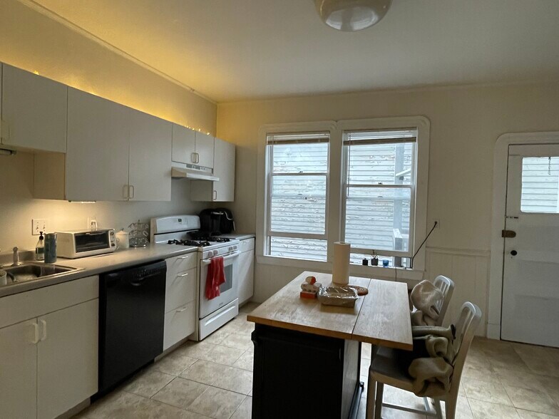 Building Photo - 32 Chatham St