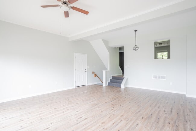 Building Photo - Spacious & Upgraded Luxury Home