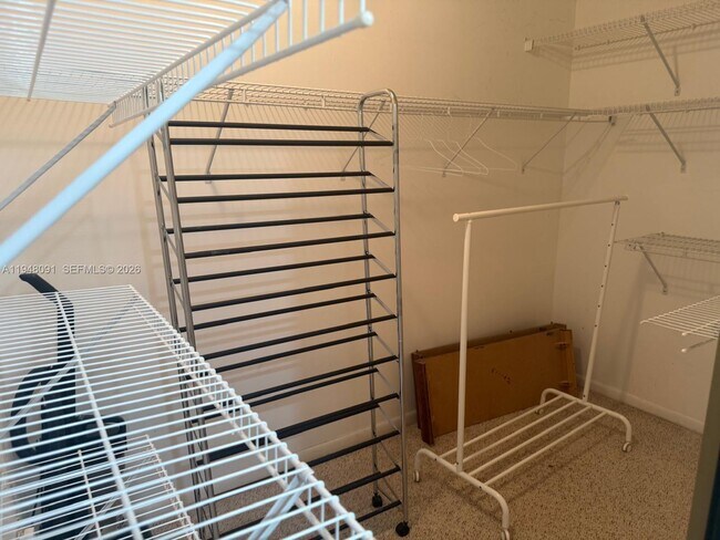 Building Photo - 412 Briarwood Cir