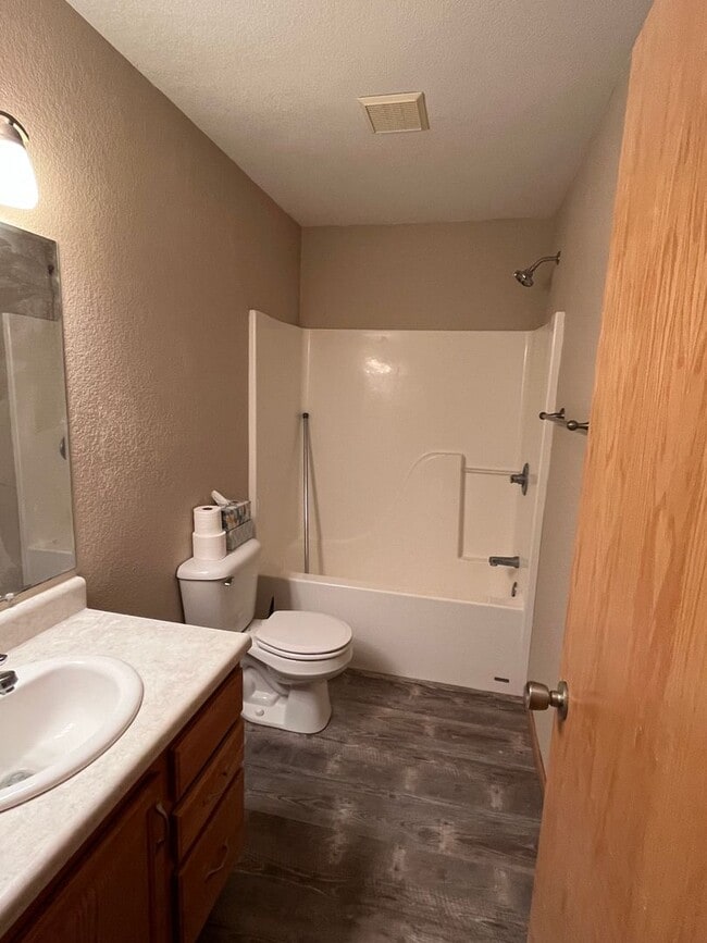 Building Photo - ~ APPLICATIONS PENDING ~ 4 Bedroom, 3 Bath...