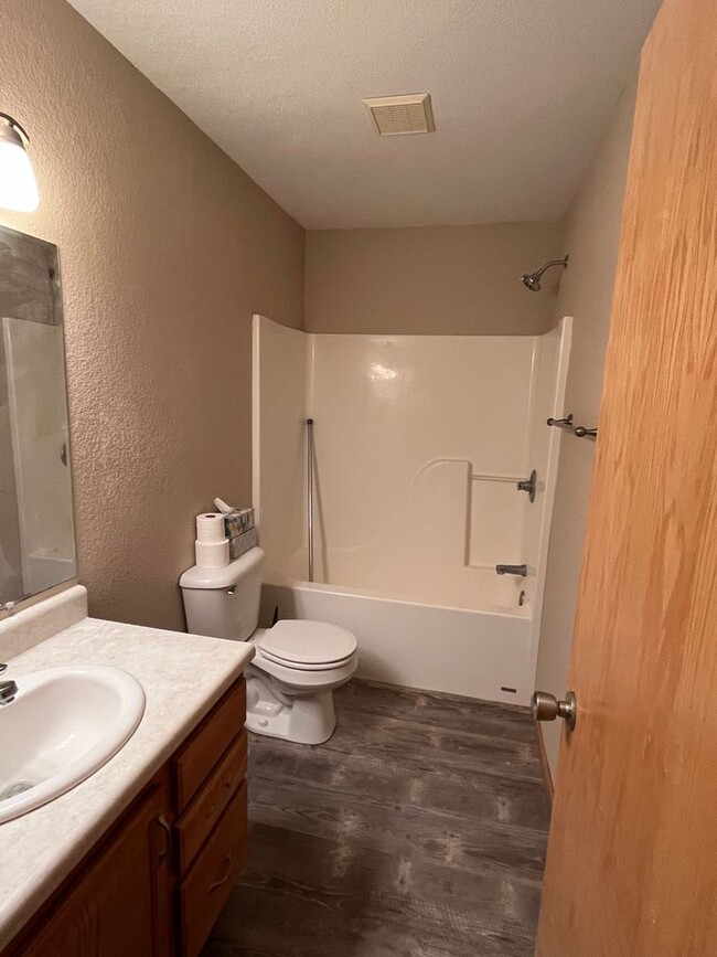 Building Photo - 4 Bedroom, 3 Bathroom Home for Rent