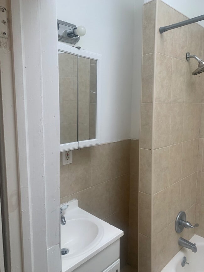 Building Photo - 463 Van Buren St