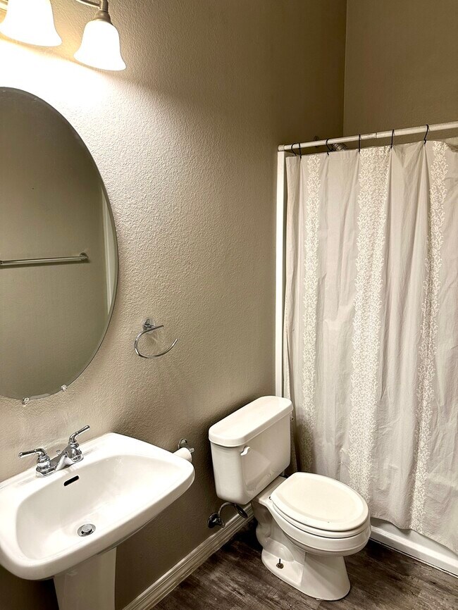 Building Photo - Gorgeous 2 bedroom / 2 bath condo in The E...