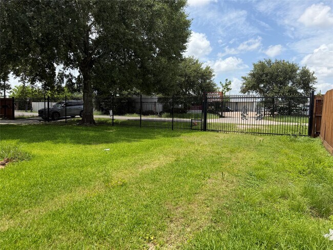 Building Photo - 6009 Maple St