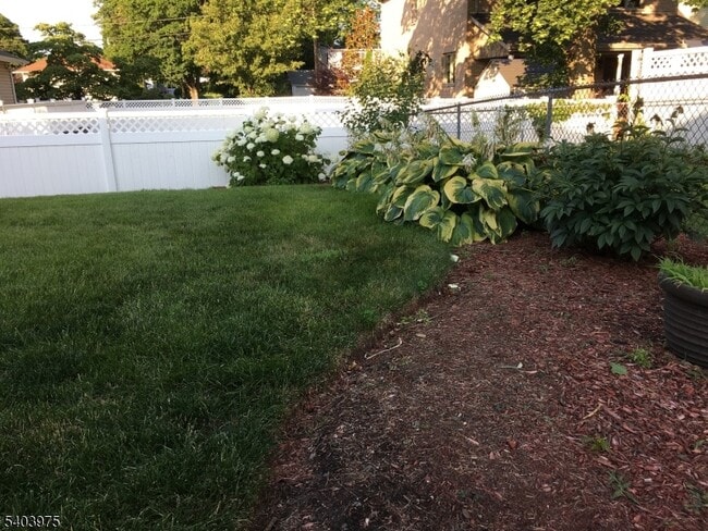 Building Photo - 10-06 1st St