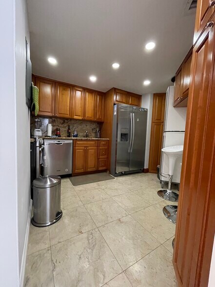 Building Photo - 999 Brickell Bay Dr