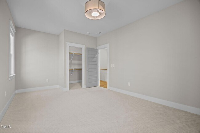 Building Photo - 916 Noisette Ct