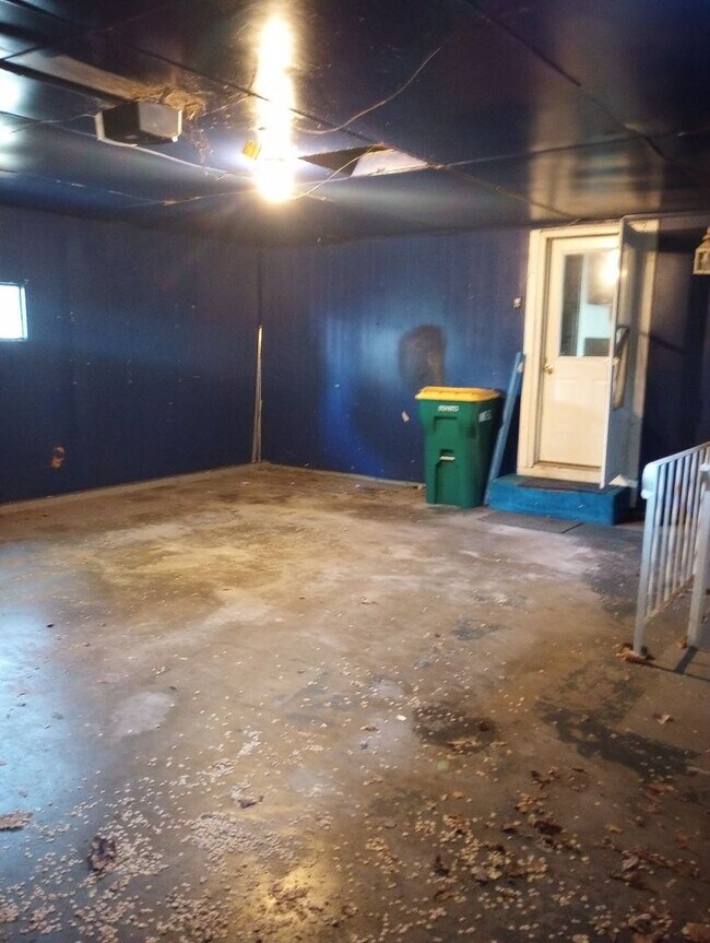 Building Photo - Nice 3 bed 1 bath house with large garage and basement!!!