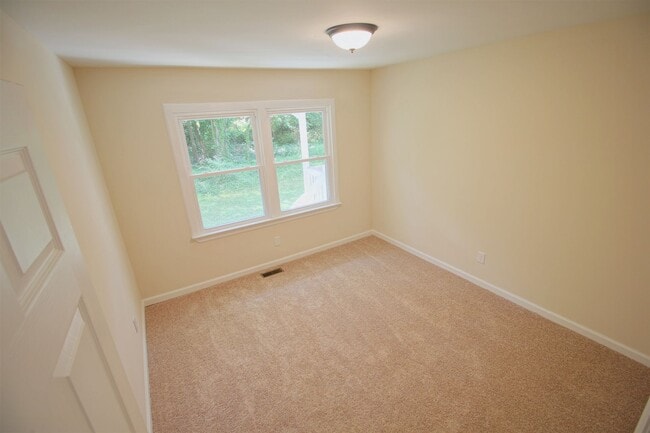 Building Photo - Beautiful 3 bed, 1/5 bath duplex in East R...