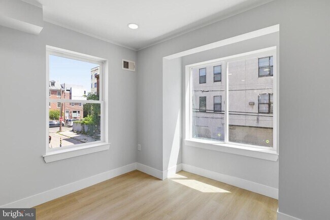 Building Photo - 1511 W Flora St