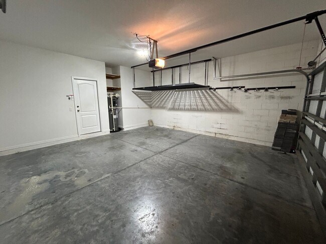 Building Photo - Available Mid May! Spacious 4/2 Single Fam...