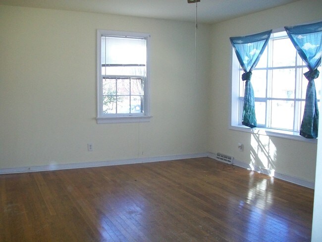 Building Photo - 3919 Redstone Dr