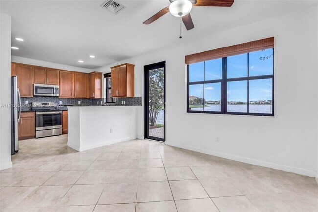 Building Photo - 9583 Town Parc Cir N