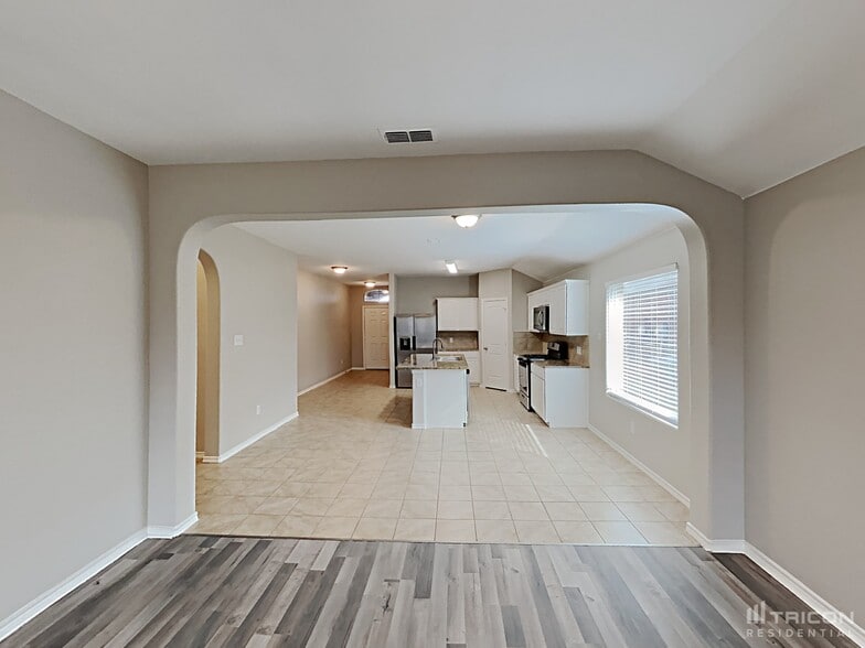 Building Photo - 2445 Carolina Dr