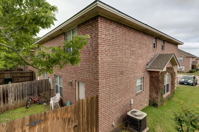 Building Photo - AUGUST PRE-LEASE!  Beautiful 3 Bed, 3.5 Ba...