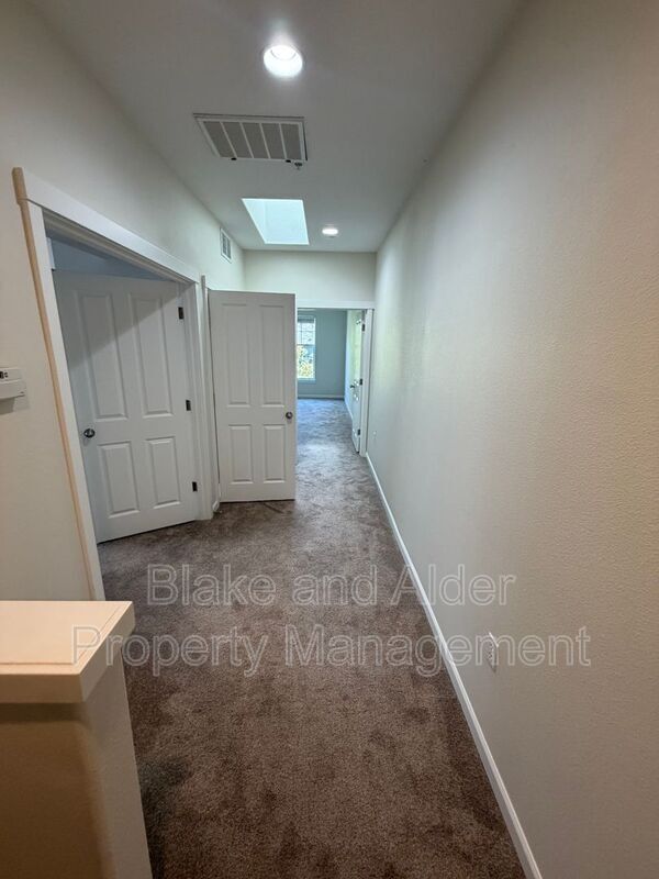 Building Photo - 10805 NE Red Wing Way