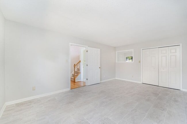 Building Photo - 204 Barrie Pl