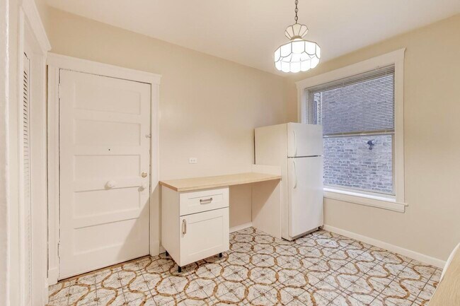 Building Photo - 4002 N Hermitage Ave