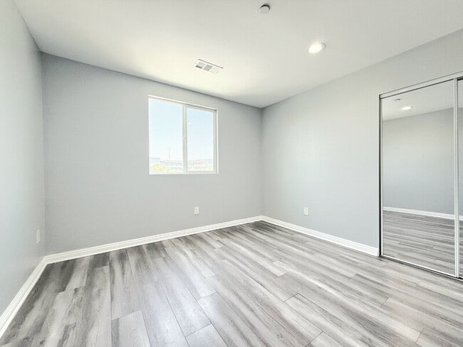 Building Photo - 320 E 55th St