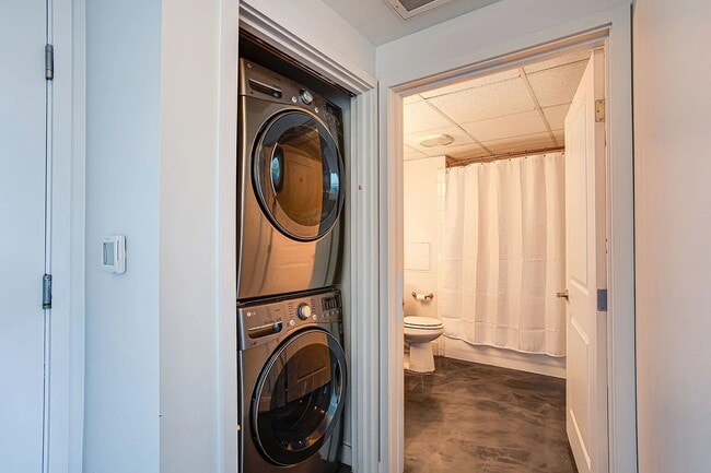 Building Photo - "Chic Urban Retreat: Spacious 1-Bedroom Oasis in the Heart of San Diego!"