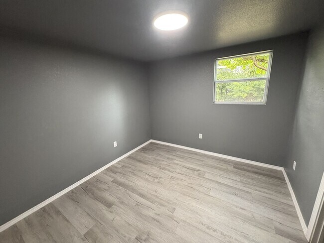 Building Photo - 5724 N Frankfort Ave