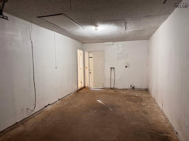 Building Photo - 1813 Westcliff Dr