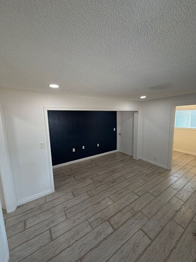 Building Photo - 1085 Saville Ave