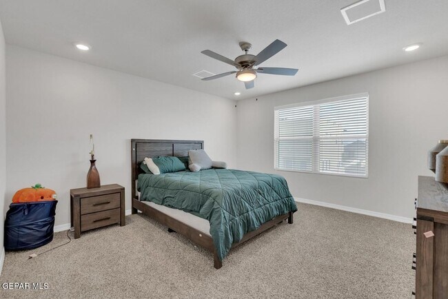 Building Photo - East El Paso 4 bed Refrig A/C