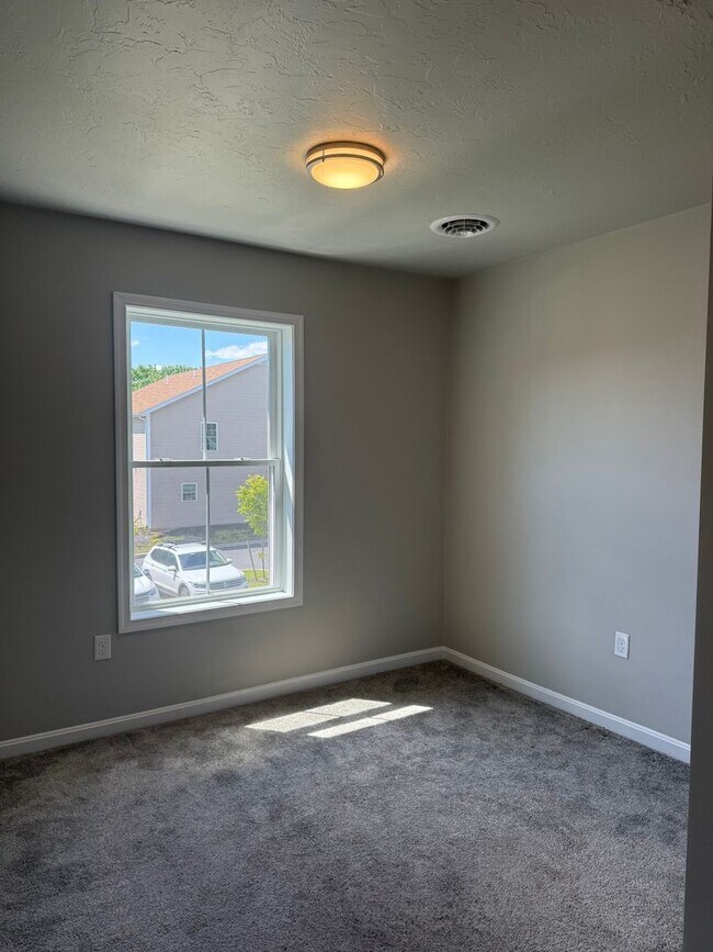 Building Photo - 3 Bedroom & 2.5 Bathroom Townhouse in Carlisle!