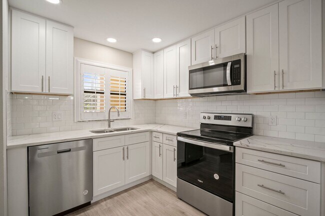 Building Photo - Nicely Renovated 2 bedrooms 2 bathrooms Co...