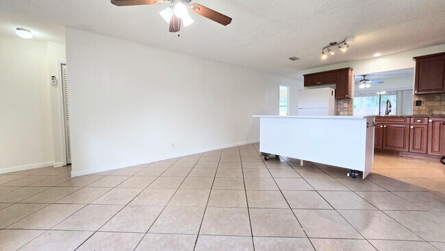 Building Photo - 1530 NW 93rd Terrace