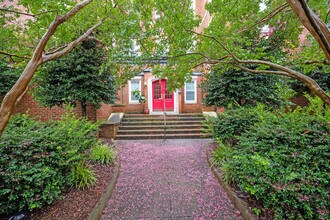 Building Photo - 821 Brandon Ave